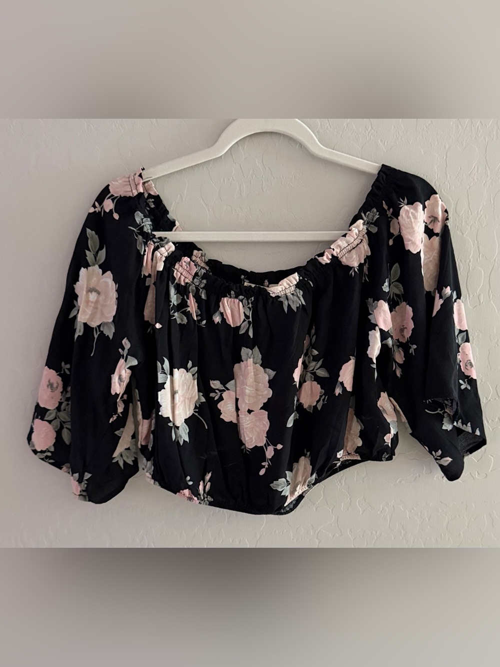 Womenโs Black Floral Off-Shoulder Crop Top with Pink Roses